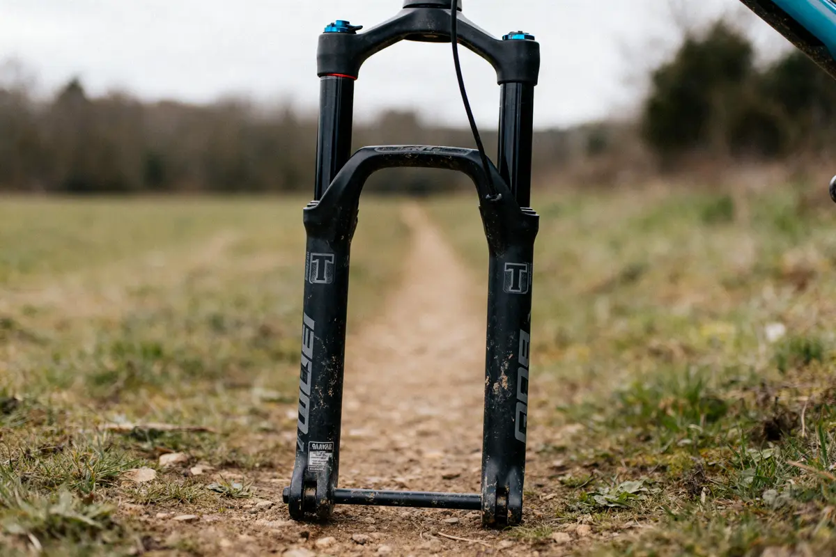 Fourche double T : Quelle suspension choisir pour votre VTT ?