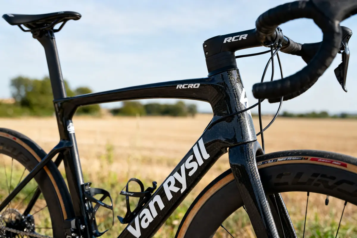 Van Rysel rcr : test, prix et caractéristiques clés du vélo pro