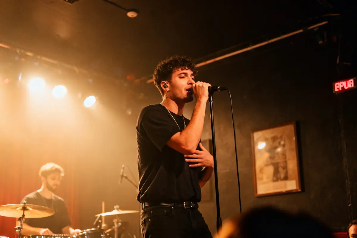 Sdfsdf : lyrics, vidéos et t-shirts officiels à découvrir