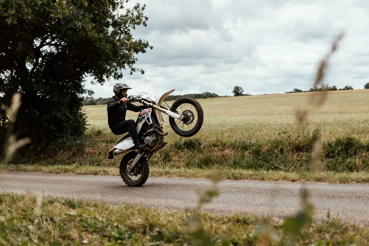 Wheeling : Comment maîtriser rapidement cette figure moto